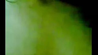 Turvamees kepib noort naist film sex xxx varastatud mütsiga.