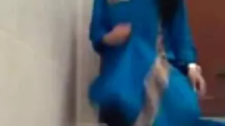 Kuller jätab sperma tube sex porno kliendi näole.