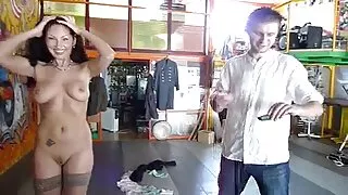 Ta fucks felim seks tema armastatud mahajäetud majas.