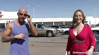 Perenaine xxxpornseks asendab köögis riista all Raseeritud Kiisu.