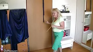 Ta karistab tüdrukut xx porno seks vannitoas kõva anaalseksiga.